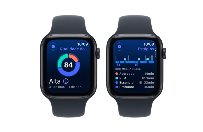 Dois relógios Apple Watch SE 3 com caixa meia-noite de alumínio e pulseira esportiva azul-marinho. As telas mostram a Qualidade do Sono, os estágios do sono e a Digital Crown no lado direito