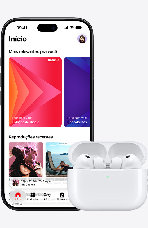 Parte da frente do iPhone 18 Pro, com a tela de início do app Apple Music, ao lado, os AirPods Pro 3 em um estojo de recarga MagSafe aberto