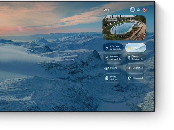 Centre de contrôle de l’app Domicile sur un écran de télévision, fond d’écran affichant un paysage montagneux, flux vidéo en direct montrant une piscine, boutons de scènes, la scène Bonjour est sélectionnée et les autres boutons comprennent À l’arrivée au domicile, Soirée cinéma, et Bonne nuit