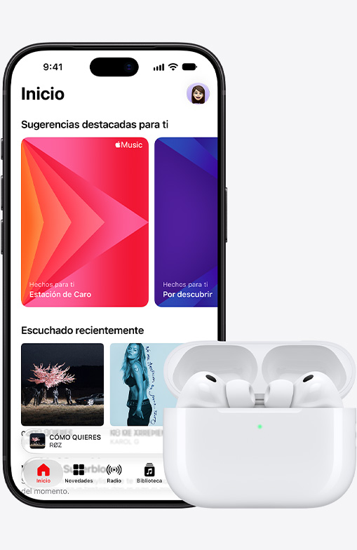 iPhone 18 Pro, parte frontal, app Apple Music con la pantalla de inicio abierta, junto a unos AirPods Pro 3 en un Estuche de Carga MagSafe abierto