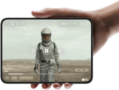 iPhone Duo, mida hoitakse ühe käega, avatud horisontaalses asendis, täielikult lahti volditud, sisemine ekraan näitab Apple TV sarja „Silo“