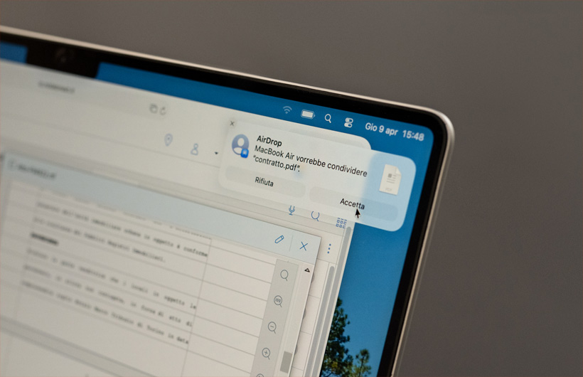 Os membros da equipa partilham documentos com os clientes de forma rápida e fácil com o AirDrop.