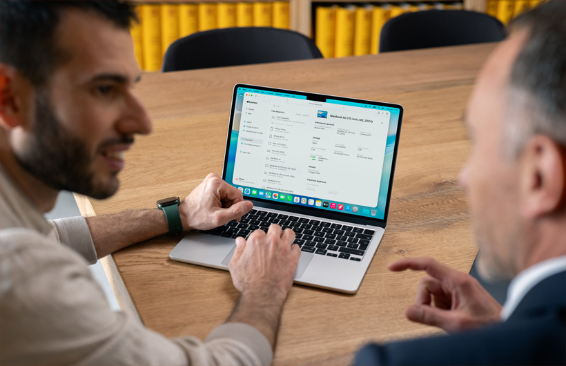 O Apple Business permite ao Eugenio gerir remotamente todos os dispositivos.