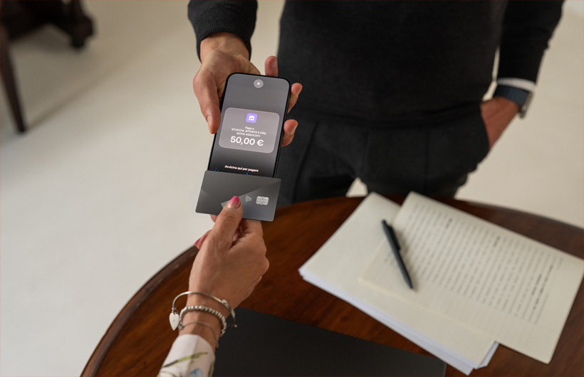 A funcionalidade Tap to Pay no iPhone permite ao Eugenio receber pagamentos de clientes diretamente, sem necessidade de um leitor de cartões ou de hardware adicional.