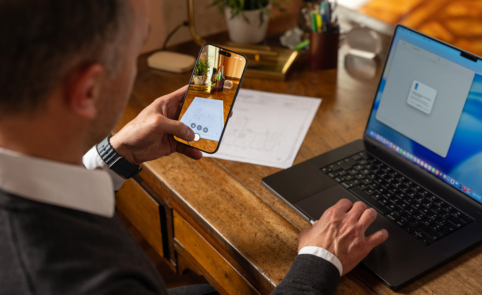 Com a Câmara de Continuidade, o Eugenio usa o iPhone para digitalizar documentos que aparecem instantaneamente no Mac.