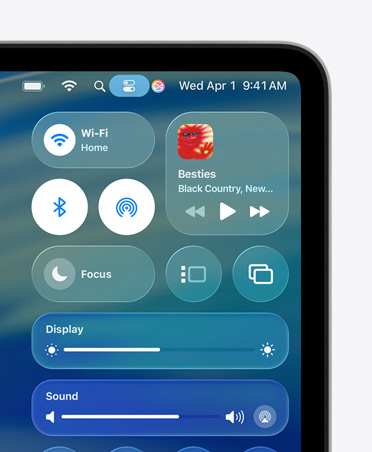 Parte derecha de la pantalla de un Mac que muestra los controles personalizados con diseño en Liquid Glass, como Wi‑Fi y Bluetooth, en el Centro de Control