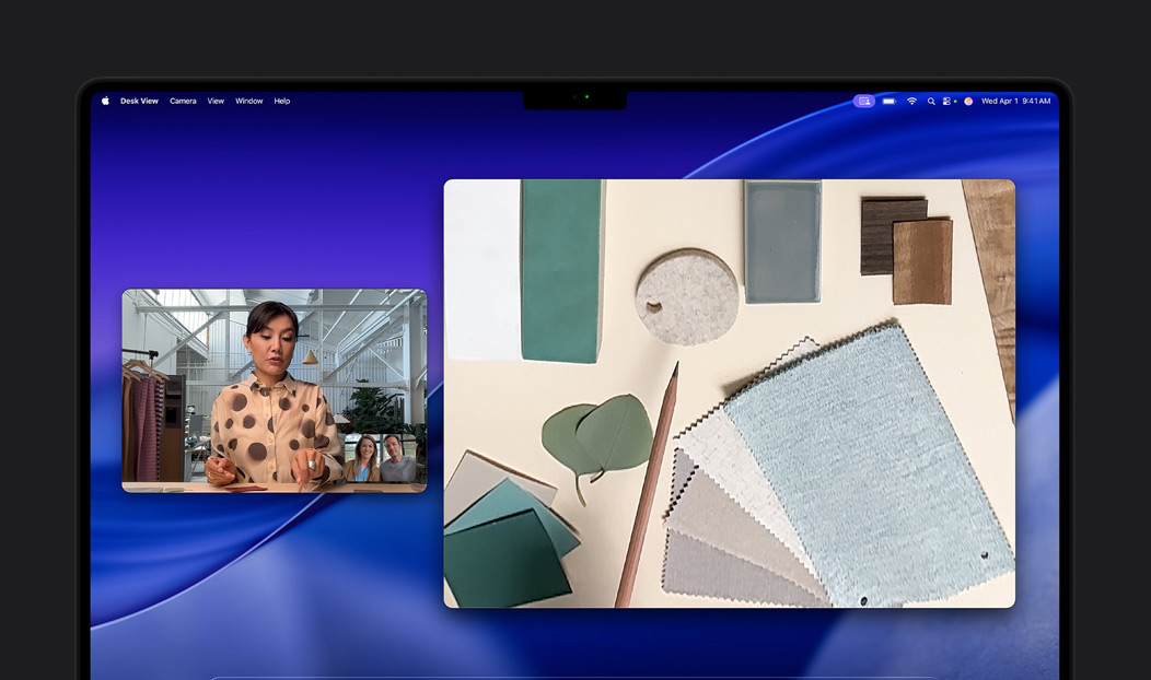 MacBook Prolla on meneillään videopuhelu, jossa henkilö esittelee kahdelle puhelun osallistujalle työpöytänäkymällä työtilaansa, joka on täynnä kangaspaloja. Työpöytänäkymän ansiosta hänen työtilansa ja kasvonsa voivat olla esillä samanaikaisesti