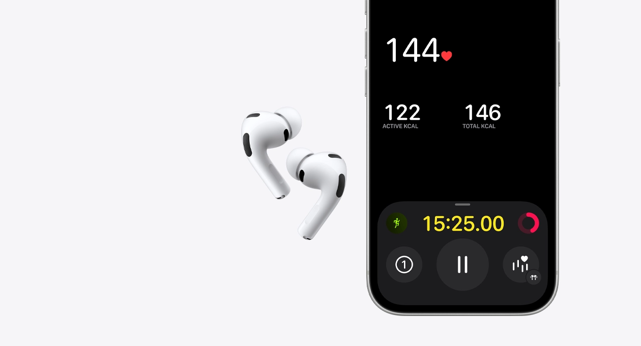 白色 AirPods Pro 3，iPhone 17 Pro 螢幕的下半部分顯示健身 app 的心率感測功能