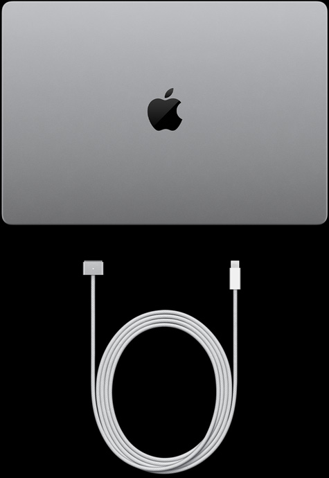 Ezüstszínű MacBook Pro PROLED XDR-kijelzővel, lecsukva felülnézetből, USB-C töltőkábellel és hálózati adapterrel