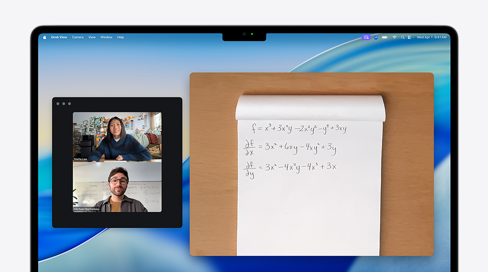 Panggilan video di MacBook Air yang menampilkan seseorang menggunakan fitur Tampilan Meja untuk menunjukkan persamaan matematika kepada orang yang ada dalam panggilan, Tampilan Meja memungkinkannya menunjukkan ruang kerja dan wajahnya secara bersamaan