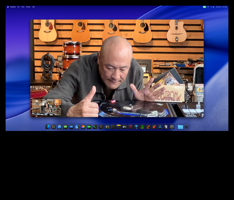 Selama melakukan panggilan video di Studio Display XDR dengan Mac Studio yang terselip di bawahnya, seseorang di toko musik memperhatikan alat pemutar vinyl dengan cermat
