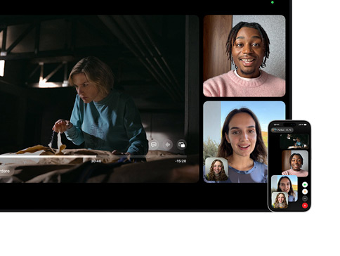 Mac e iPhone: Split View su Mac con un programma di Apple TV a sinistra e tre persone in riquadri FaceTime a destra; l’iPhone accanto al Mac viene usato come fotocamera Continuity