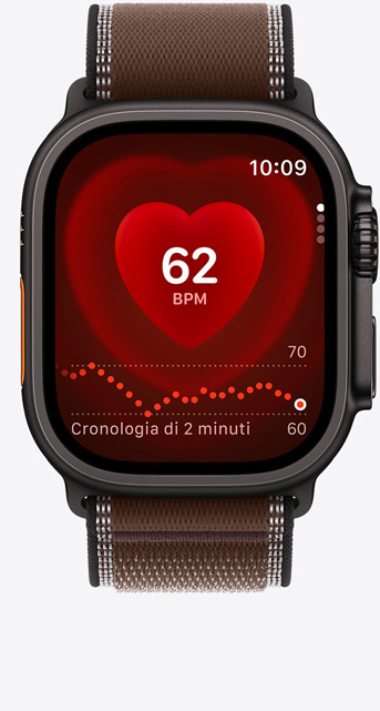 Apple Watch Ultra 4, cassa in titanio nero, il display mostra l’app Battito con i battiti attuali al minuto, cinturino Trail Loop color terra d’ombra scuro (marrone)
