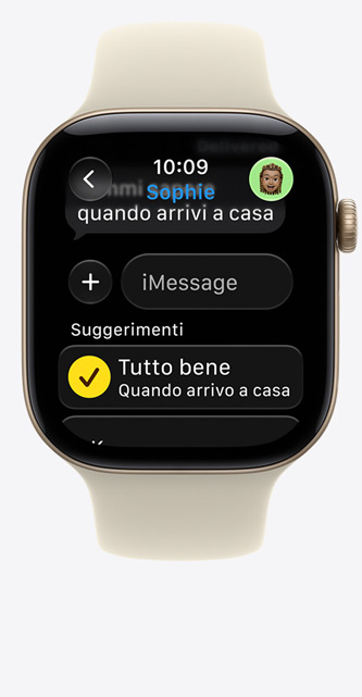 Apple Watch Series 12, cassa in alluminio color oro chiaro, il display mostra il suggerimento della funzione “Tutto bene” in iMessage, cinturino Sport sabbia (marrone chiaro)
