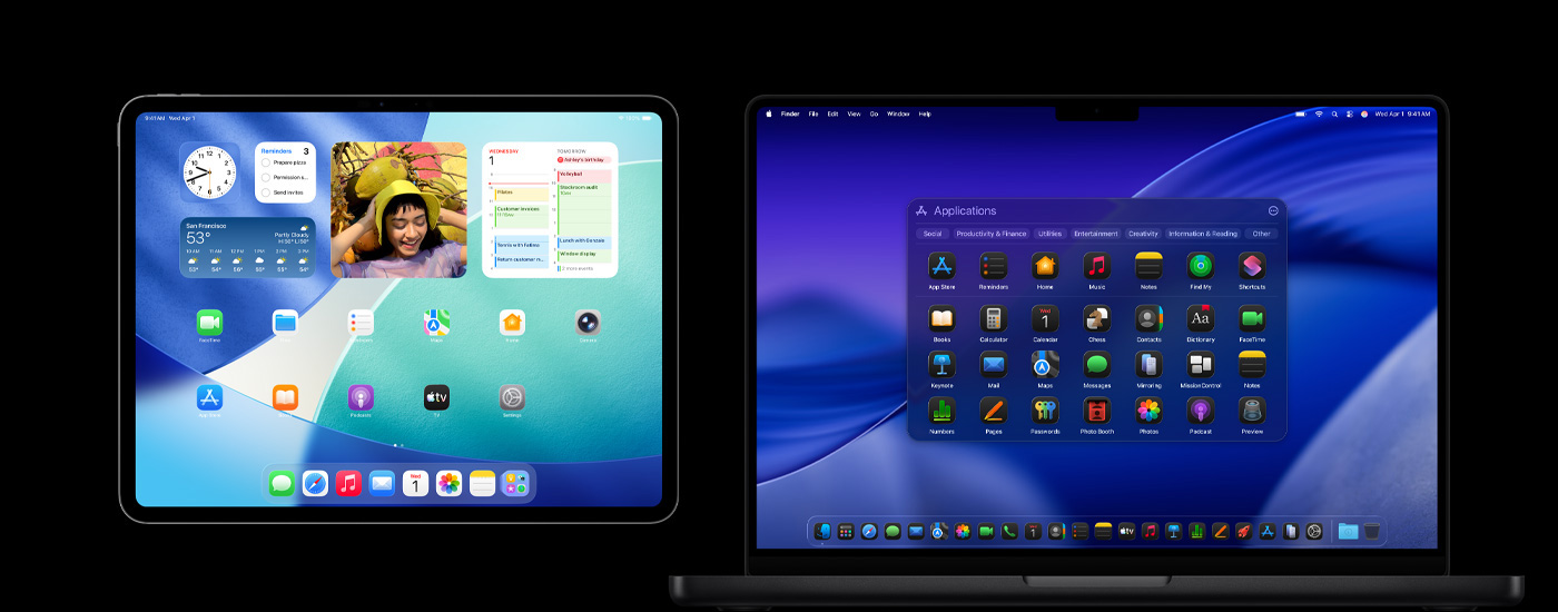 다양한 앱 아이콘이 표시되어 있는 iPad와 Mac의 모습. iPad에는 캘린더, 날씨, 사진 등 여러 위젯도 표시되어 있습니다. Mac의 배경에는 macOS Tahoe가 표시되어 있습니다.