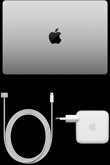 MacBook Pro, 실버 색상, 상단, 닫혀 있는 상태, 옆에 충전 케이블과 어댑터가 놓여 있습니다