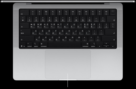 MacBook Pro, 실버 색상, 열려 있는 상태, 키보드 및 Force Touch 트랙패드가 보이는 모습
