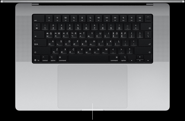 MacBook Pro, 실버 색상, 열려 있는 상태, 키보드 및 Force Touch 트랙패드가 보이는 모습