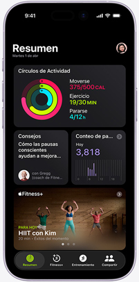 Pantalla de un iPhone muestra la pestaña Resumen de la app Fitness+, con los círculos de Actividad, Consejos de Entrenamiento, Conteo de Pasos y entrenamientos recomendados de Apple Fitness+