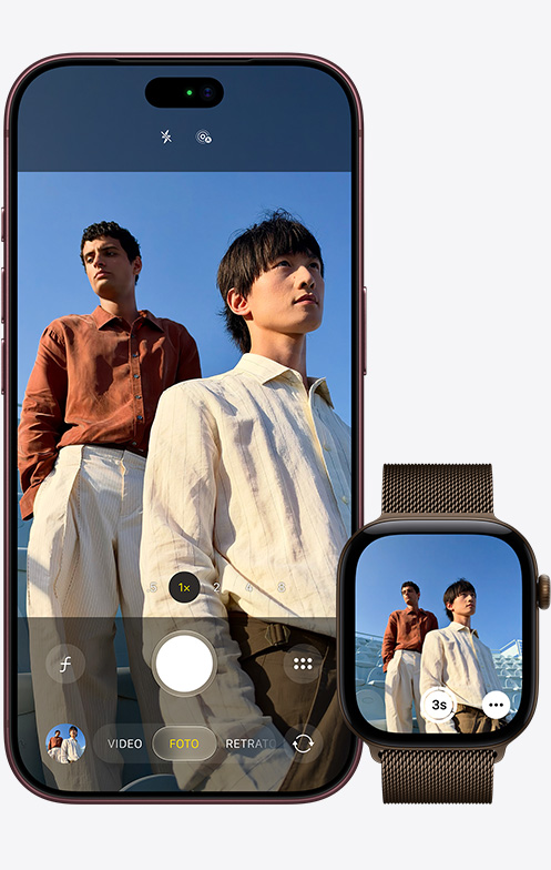 Un iPhone 18 Pro, parte frontal, cámara en uso lista para tomar una foto de dos hombres con un cielo azul de fondo, junto a un Apple Watch Ultra 3 con la app Control de Cámara abierta