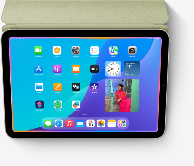 „iPad mini“ įrenginyje matoma naujo dizaino „Siri“ su švytinčia juostele palei ekrano kraštus.