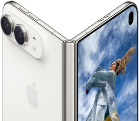 „iPhone Duo“, iš dalies atvertas kaip knygelė su sulenkimo mechanizmu centre, išorinės galinės dalies kairėje pusėje yra „Apple“ logotipas ir dvi kameros, dešinėje pusėje išoriniame ekrane rodomas šviesiaplaukio žmogaus portretas