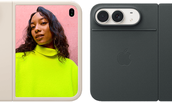 iPhone Duo zvaigžņu baltā krāsā ar smilšu krāsas silikona ietvaru, horizontāls novietojums, pilnībā atvērts horizontāli, Dual Fusion kameras augšā pa kreisi, ietvars aizsedz aizmuguri un priekšējā displeja ārējo malu, labajā pusē ārējā displejā ir redzams cilvēka portrets. iPhone Duo, zvaigžņu baltā krāsā, pilnībā atvērts horizontāli, flotes zils Folio ar Kickstand, pilnībā atvērts horizontāli, aizmugure ar 48 MP Dual Fusion aizmugures kamerām, divi objektīvi
