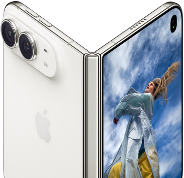 iPhone Duo, daļēji atvērts kā grāmata ar eņģes mehānismu centrā, aizmugurējā iekšējā paneļā kreisajā pusē ir Apple logotips un divu kameru sistēma, ārpuse, labajā pusē ir blondas personas portrets