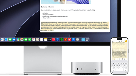 Skats no priekšpuses uz Mac mini, kas novietots zem Studio Display, iPhone atrodas ierīces un displeja labajā pusē, iPhone ekrānā iezīmētais teksts, virs kura ir izgriešanas, kopēšanas, ielīmēšanas un AutoFill rīki, atbilst ekrānā izceltajam tekstam, demonstrējot Universal Clipboard funkciju