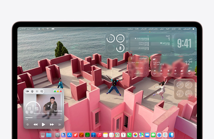 شاشة MacBook Neo مخصصة مع خلفية سطح مكتب لسطح مبنى يطل على البحر وأدوات مختلفة مثل الموسيقى والتقويم والطقس والتذكيرات