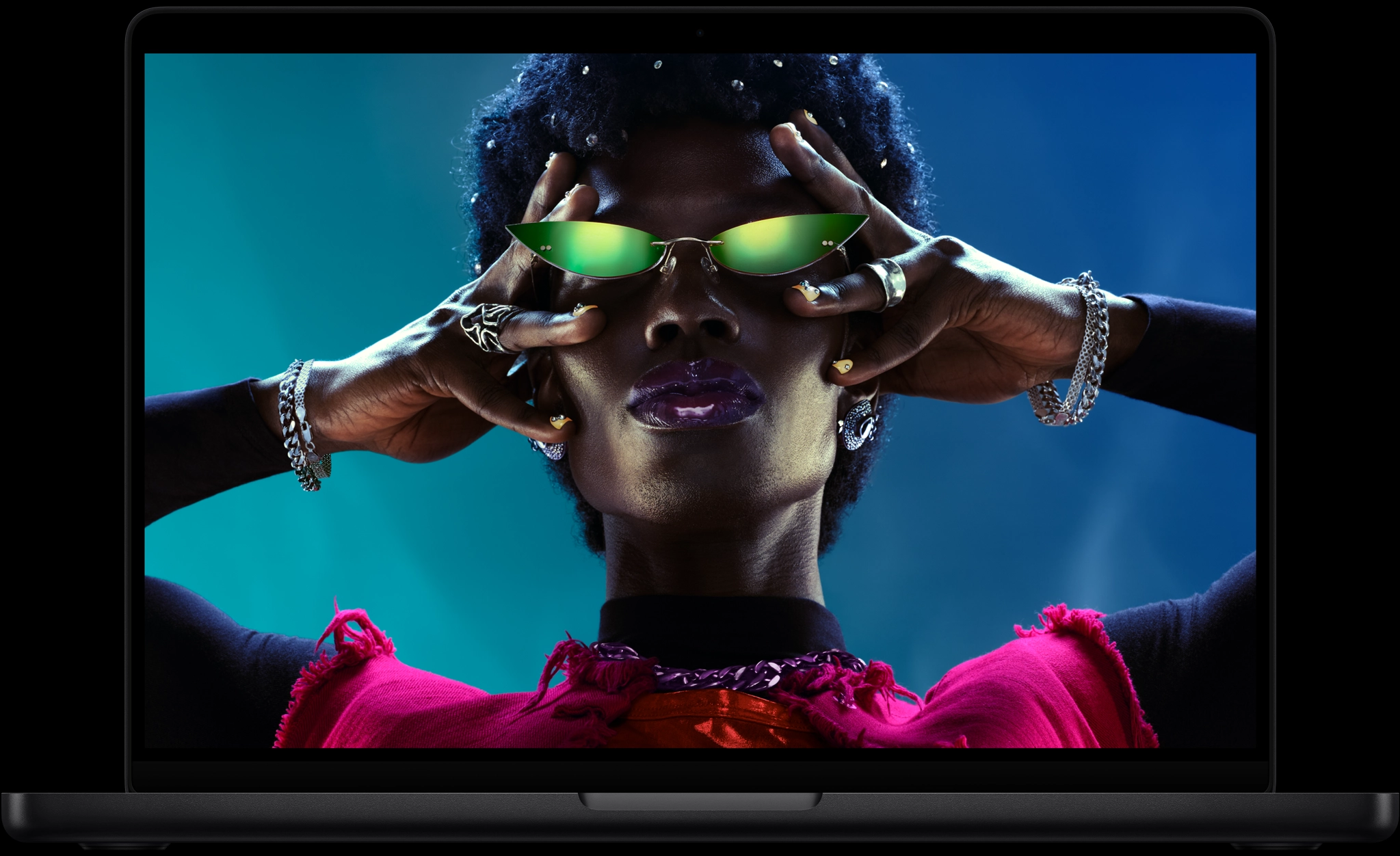 MacBook Pro 螢幕展示色彩豐富的畫面，顯示一個人正在派對中玩人群衝浪，以展示亮麗奪目的 Liquid Retina XDR 顯示器
