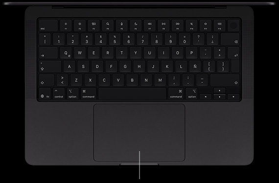 MacBook Pro con pantalla PROLED XDR, color negro espacial, abierta, se muestra el teclado y el trackpad Force&nbsp;Touch