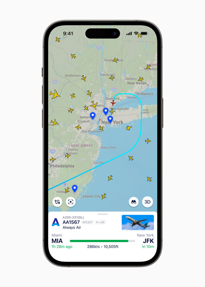 En kartbild i appen Plane Finder på iPhone 14 Plus som visar flygplan i luften över Nordamerikas östkust.