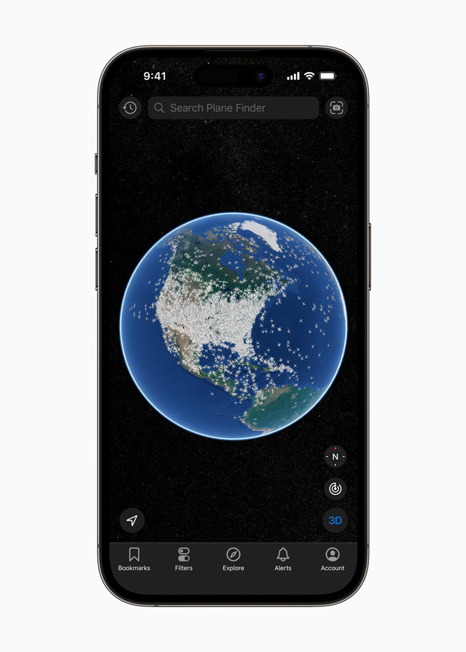 En kartbild i appen Plane Finder på iPhone 14 Plus som visar flygplan i luften runtom i världen.