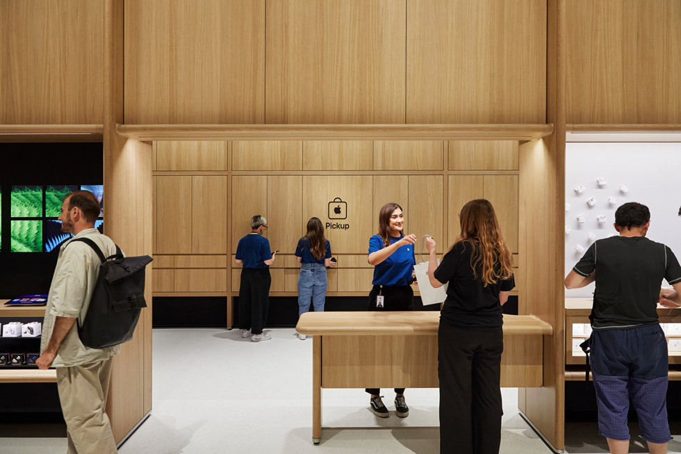 Una cliente che ritira il proprio acquisto nell’area dedicata all’interno di Apple Battersea a Londra. 