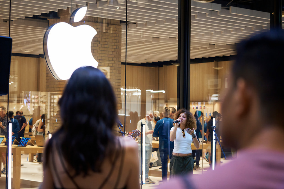 L’esibizione della musicista JGrrey all’inaugurazione di Apple Battersea.