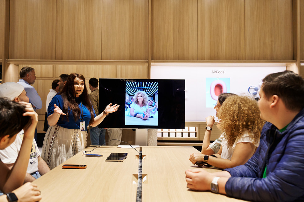 Una dipendente che presenta una sessione Today at Apple a Apple Battersea, Londra.