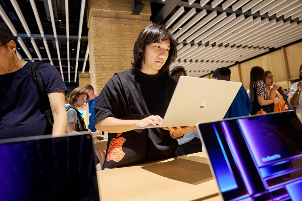 Un cliente che usa un MacBook Air 15 pollici a Apple Battersea, Londra.