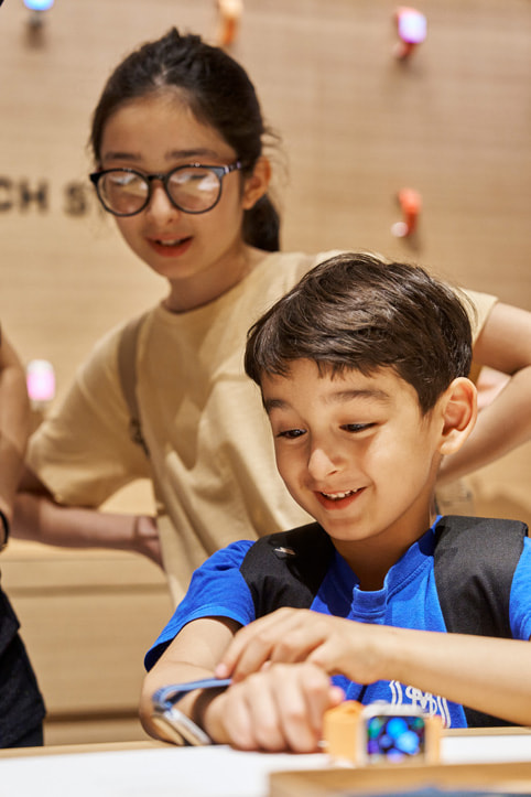 Giovani clienti che esplorano la nuova linea di Apple Watch.