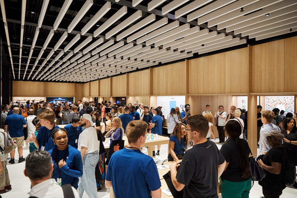 Una folla di dipendenti e clienti all’interno di Apple Battersea a Londra.