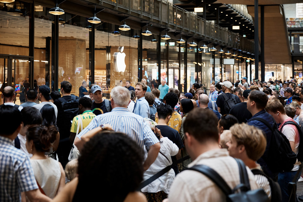 L’esterno di Apple Battersea a Londra con clienti in fila.