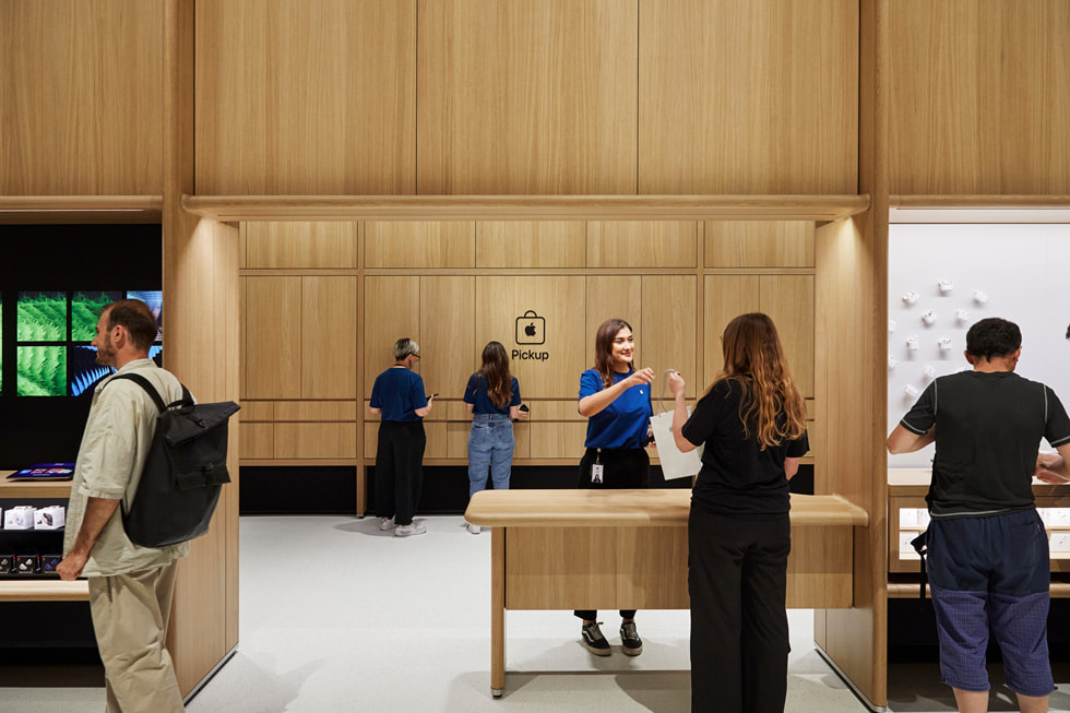 An Apple Pickup window in London is shown.