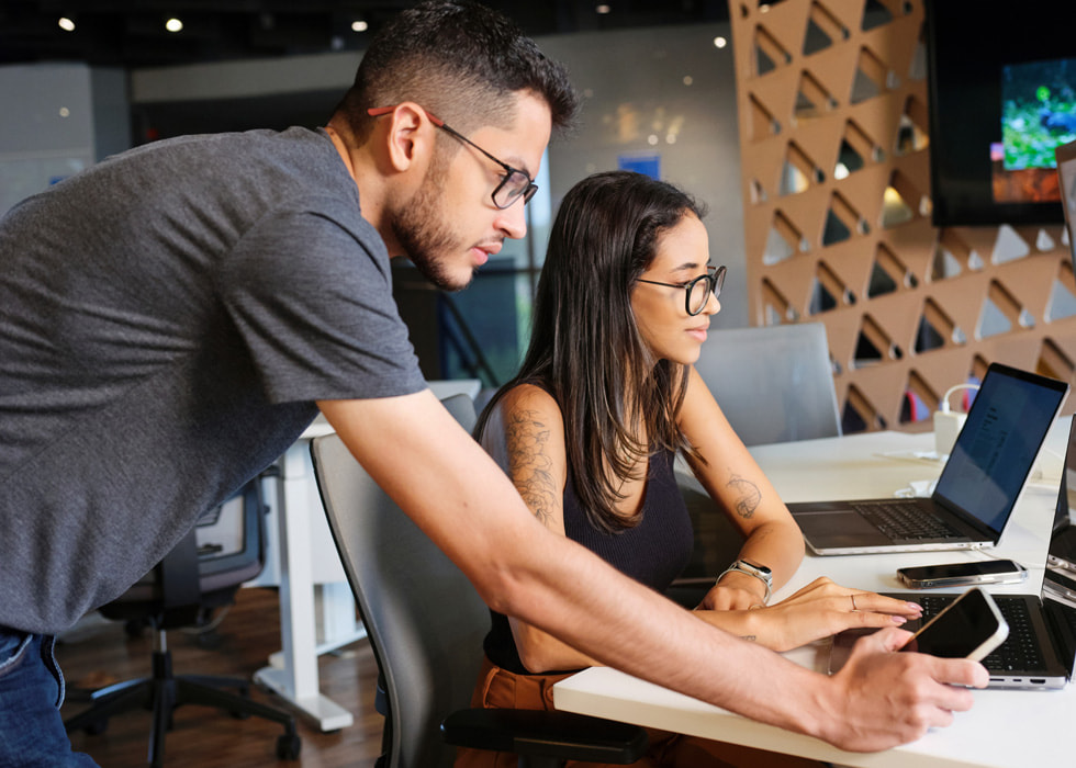 Estudantes da Apple Developer Academy no Brasil usam o iPhone e o MacBook Pro.