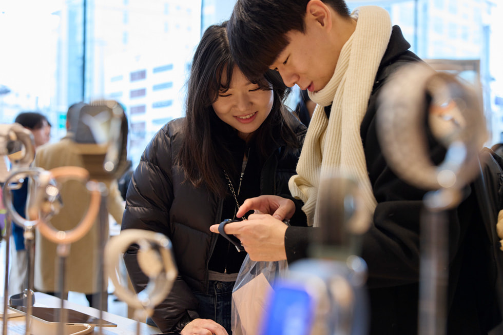 Customers get an up-close look at the Apple Watch family.