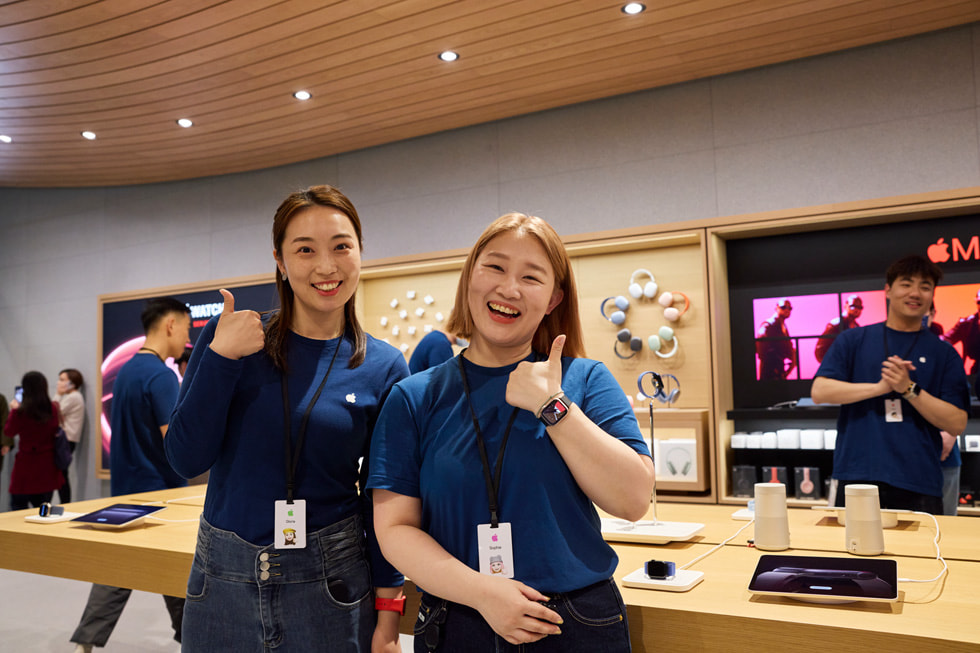 Happy team members pose for a photo at Apple Jing’an.