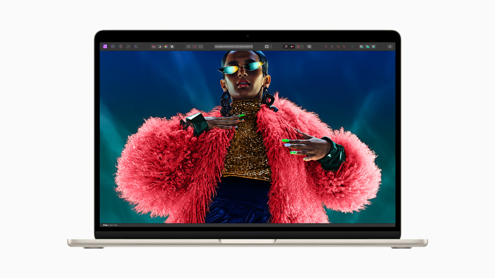 ภาพบุคคลหนึ่งที่ใส่เสื้อคลุมฟูฟ่องสีแดงสดแสดงอยู่บน MacBook Air ใหม่