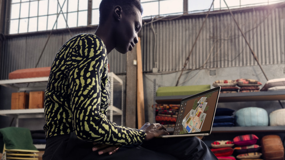 ภาพบุคคลหนึ่งขณะใช้ MacBook Air ใหม่ในพื้นที่สตูดิโอ