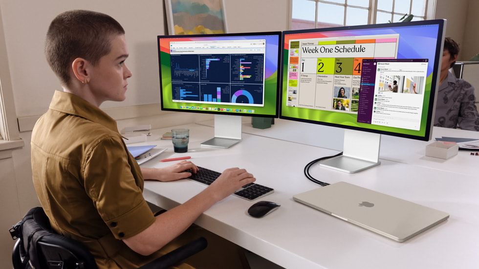 ภาพบุคคลหนึ่งขณะทำงานด้วย MacBook Air ใหม่ ที่เชื่อมต่ออยู่กับจอภาพ 2 จอ