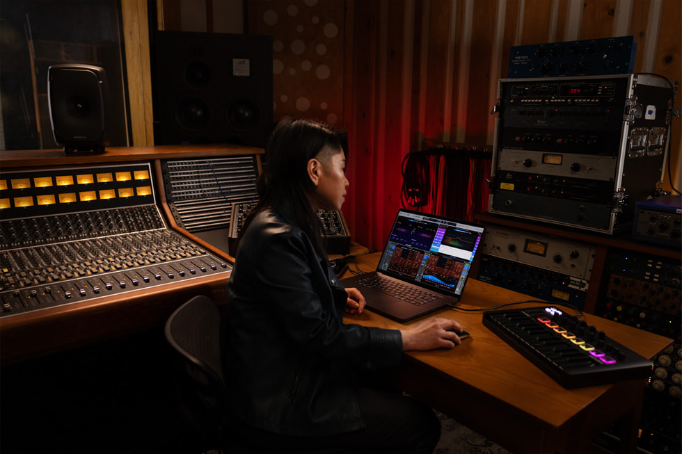ผู้ใช้งาน Logic Proใช้ MacBook Pro ทำงานอยู่ในสตูดิโอทำเพลง