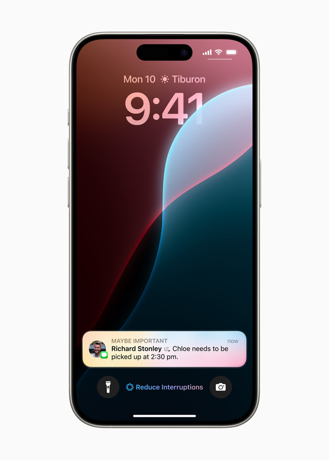 Nowy tryb skupienia Nie rozpraszaj pokazany na iPhonie 15 Pro.